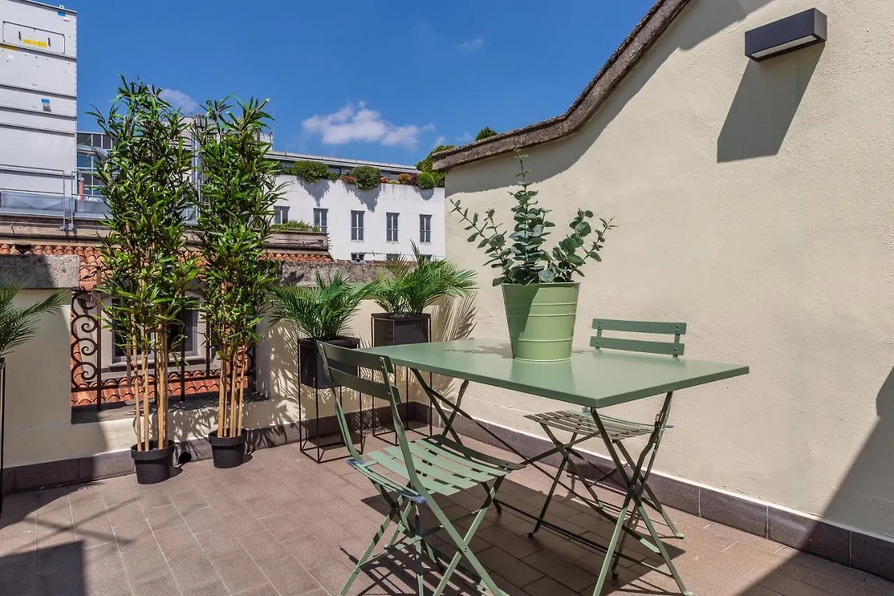Zen Garden Rooftop Terrace And Duomo View Milán